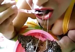Dojrzałe mango darmowe seks filmy pokazuje jej duże cycki w kuchni